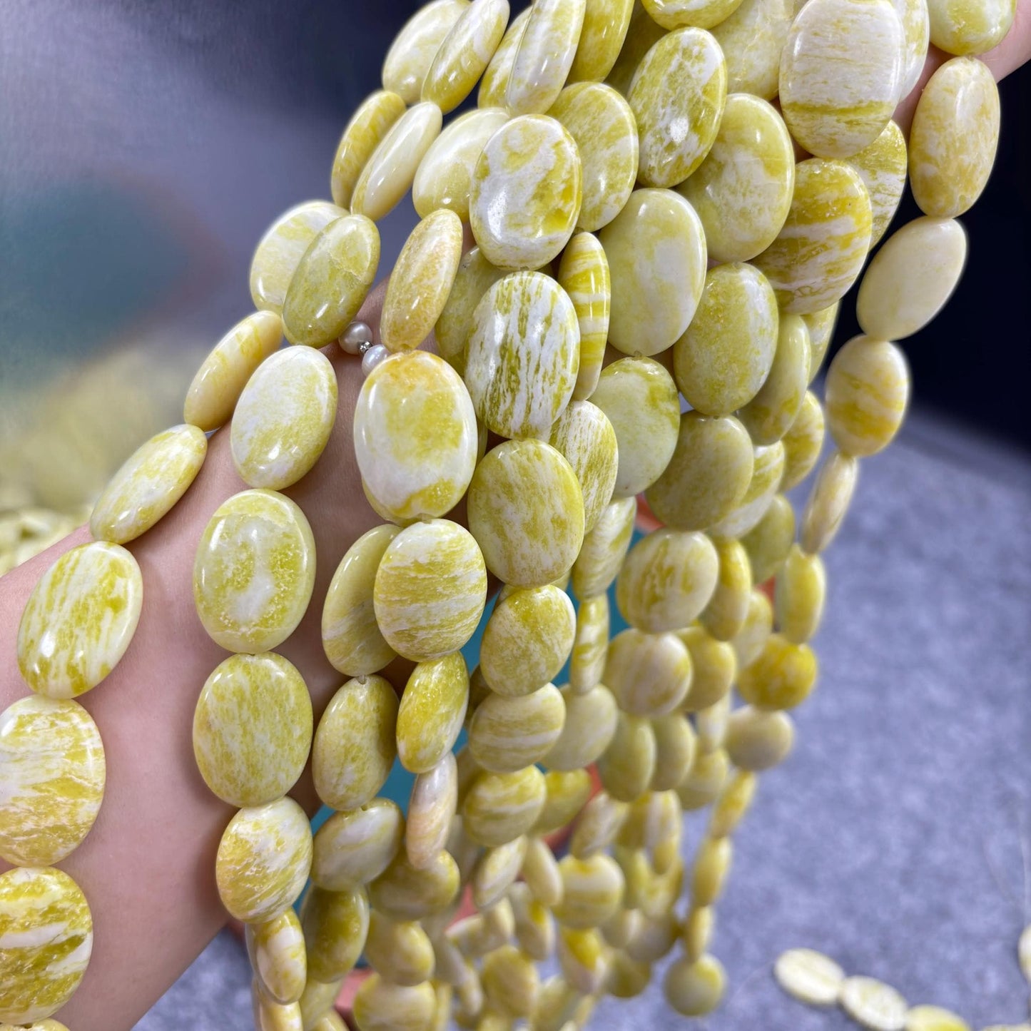 Lemon Jade Edelsteinperlen, polierte Natursteine in Rhombus oder Oval Nugget Form mit Mittelbohrung für DIY Halsketten und Boho Schmuck