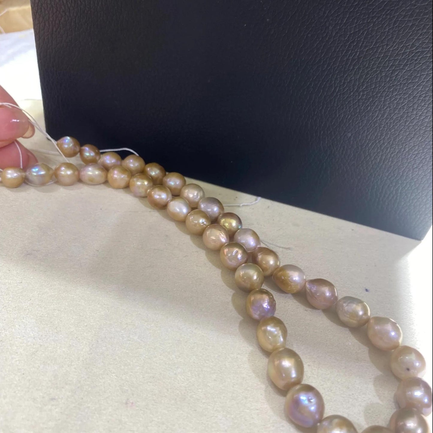 Große natürliche Süßwasserperlen in Unikatfarben – Unregelmäßige runde Perlen für DIY-Schmuck, ca. 36cm Strang, Boho-Stil