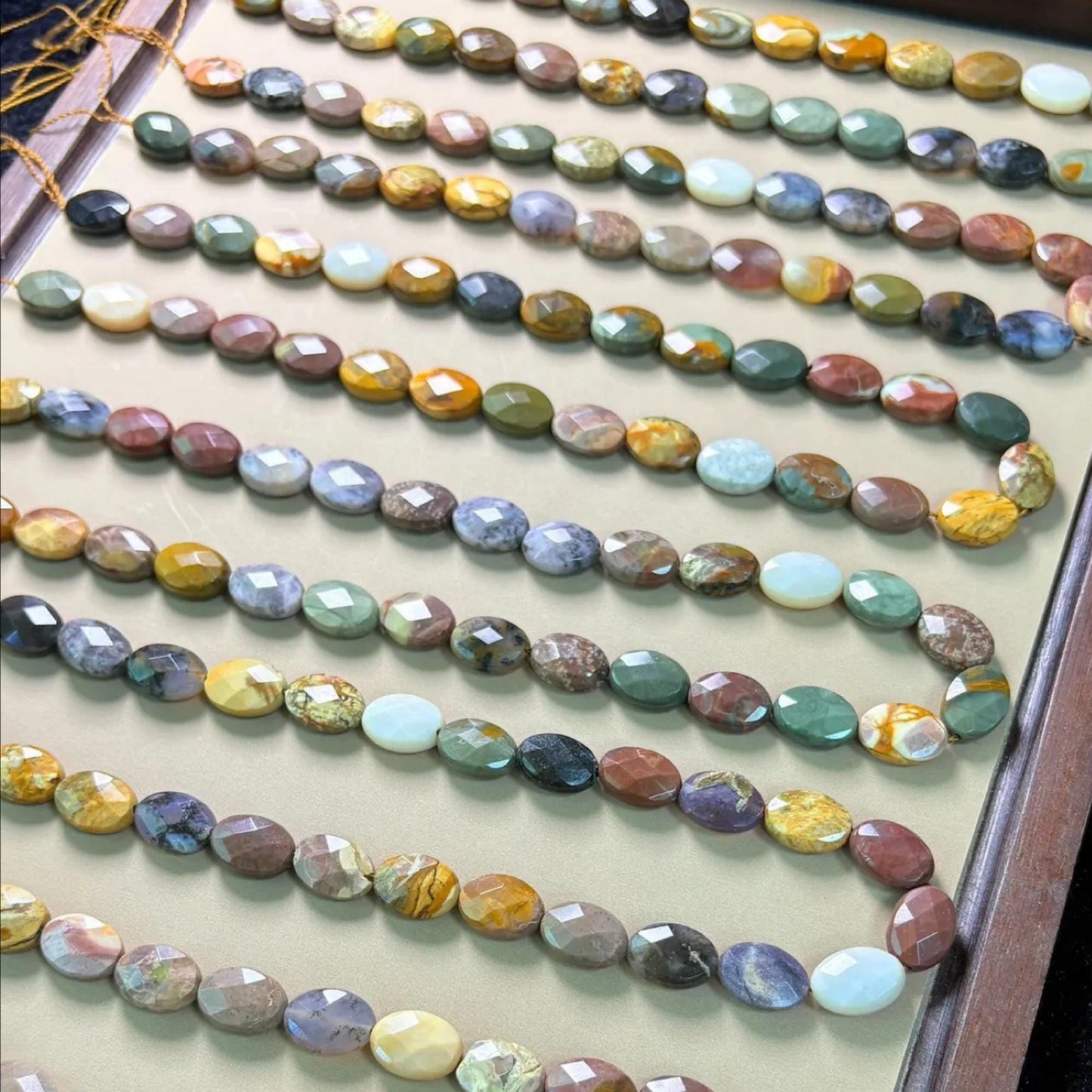 Bunter Edelstein Mix aus facettiertem Alashan Jaspis für DIY Boho Schmuck, Naturstein Ovalperlen zum Basteln & Energiearbeit