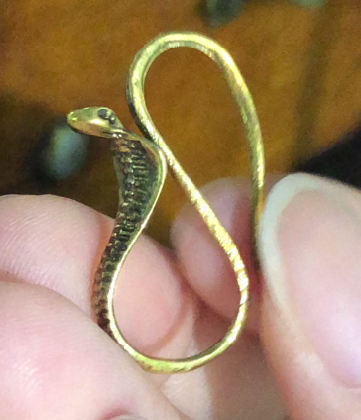 Vintage Schlangen Creolen – Gothic Totem Messing Ohrringe, leichter goldfarbener Statement Schmuck