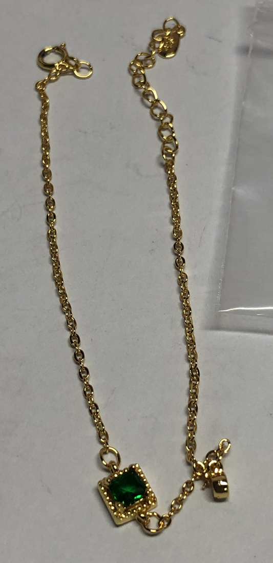 Goldarmband im Vintage-Stil mit grünem Edelstein | Zierlicher quadratischer Anhänger | Leichter Damenschmuck | Geschenk für Sie