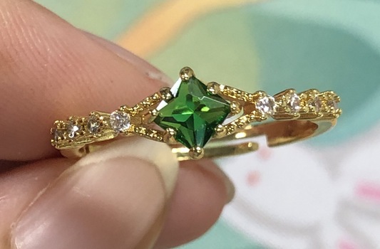 Green Star-Cut Gemstone Ring | Clear Side Stones | Vintage Gold Elegance