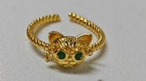 Vintage cat ring with emerald eyes, cute animal shape, and adjustable opening