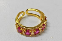 Offener Vintage-Ring mit rotem Edelstein und weißen Akzenten – Eleganter Statement-Schmuck