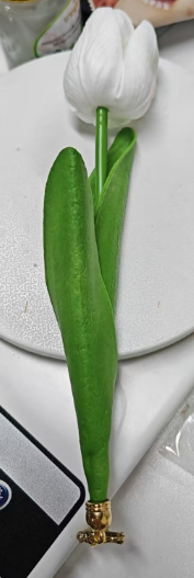 Weißer Tulpen-Ohrclip, elegantes Blumendesign, leichtes Harz-Accessoire