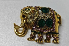 Vintage Elegant Elephant Brooch with Green Gems – Symbol of Wisdom & Good Luck