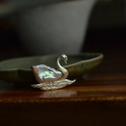 Schwan Brosche 925 Sterling Silber mit natürlicher Süßwasserperle, handgefertigter Tier Schmuck für Damen, Symbol für Reinheit & Liebe, Geschenkidee für Alltag & Feier