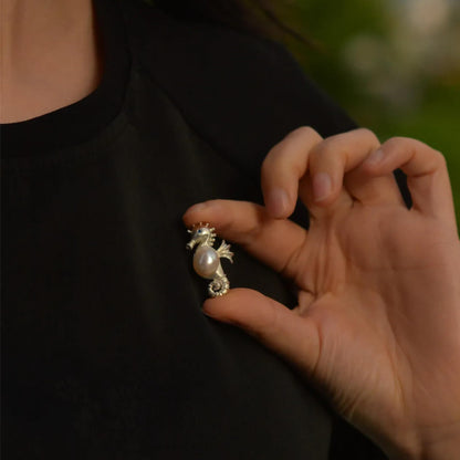 925 Silber Seepferdchen Brosche Anhänger Handgefertigt mit Süßwasserperle Natur Tiermotiv Schmuck Damen Elegant Kunstschmuck Geschenk