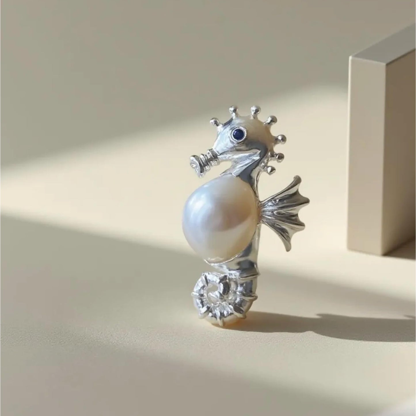 925 Silber Seepferdchen Brosche Anhänger Handgefertigt mit Süßwasserperle Natur Tiermotiv Schmuck Damen Elegant Kunstschmuck Geschenk