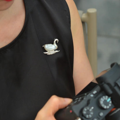 Schwan Brosche 925 Sterling Silber mit natürlicher Süßwasserperle, handgefertigter Tier Schmuck für Damen, Symbol für Reinheit & Liebe, Geschenkidee für Alltag & Feier