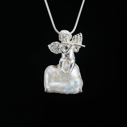 Generisch 925 Sterling Silber Schmuckstück mit Barockperle – Engel-Design, tragbar als Anhänger oder Ansteckschmuck für Damen