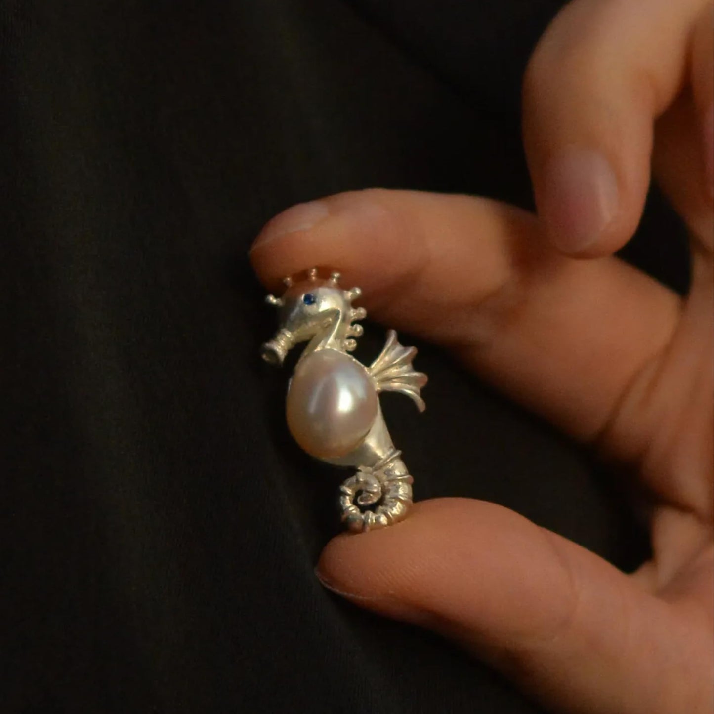 925 Silber Seepferdchen Brosche Anhänger Handgefertigt mit Süßwasserperle Natur Tiermotiv Schmuck Damen Elegant Kunstschmuck Geschenk