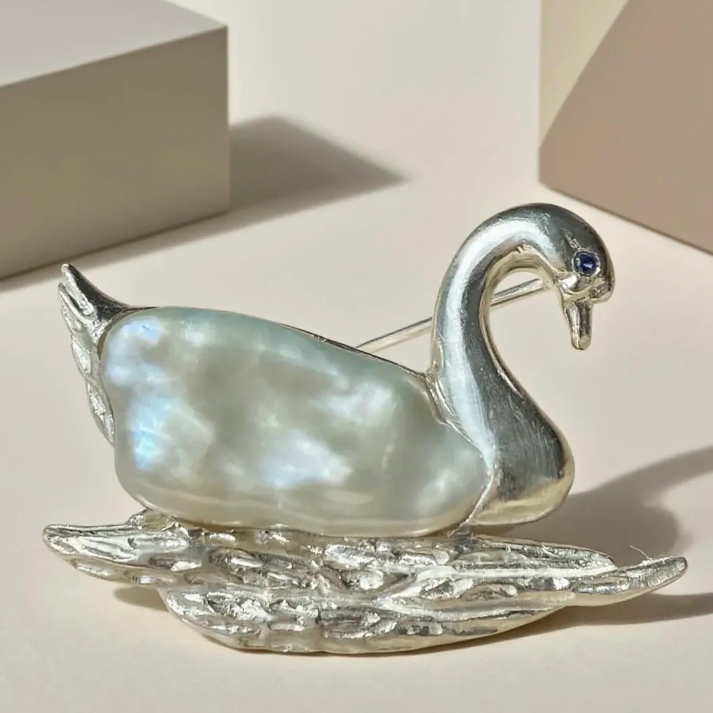 Schwan Brosche 925 Sterling Silber mit natürlicher Süßwasserperle, handgefertigter Tier Schmuck für Damen, Symbol für Reinheit & Liebe, Geschenkidee für Alltag & Feier