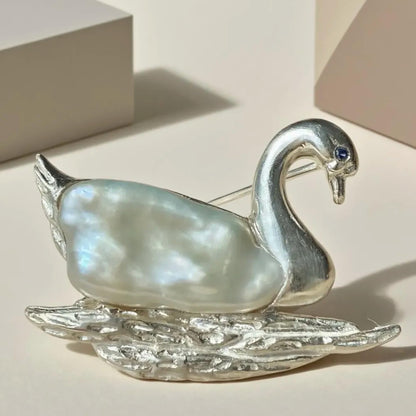 Schwan Brosche 925 Sterling Silber mit natürlicher Süßwasserperle, handgefertigter Tier Schmuck für Damen, Symbol für Reinheit & Liebe, Geschenkidee für Alltag & Feier