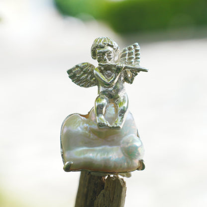 Generisch 925 Sterling Silber Schmuckstück mit Barockperle – Engel-Design, tragbar als Anhänger oder Ansteckschmuck für Damen