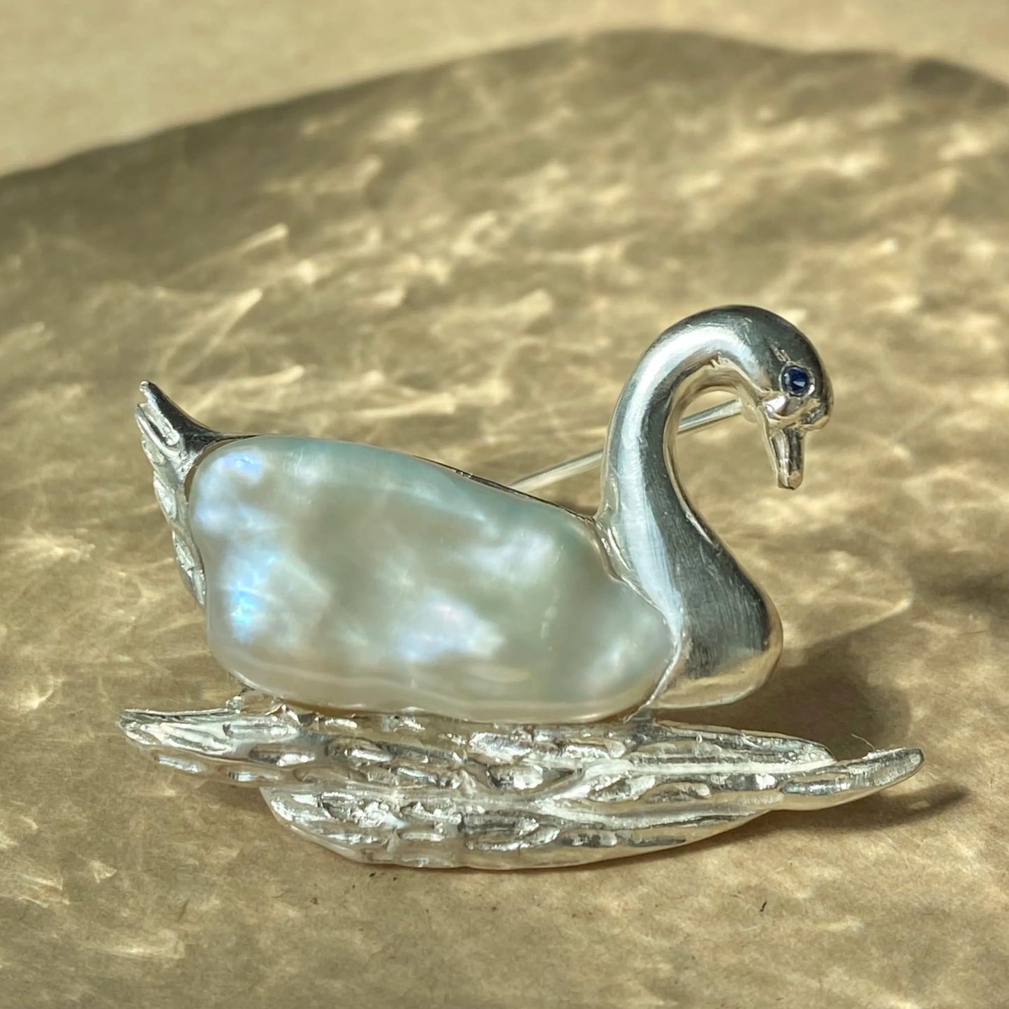 Schwan Brosche 925 Sterling Silber mit natürlicher Süßwasserperle, handgefertigter Tier Schmuck für Damen, Symbol für Reinheit & Liebe, Geschenkidee für Alltag & Feier