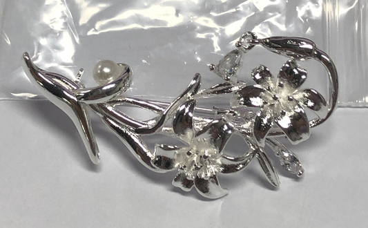 Feminine Floral Lily Brooch – High-Shine Finish with Simulated Pearl Center and Sparkling Details – Perfect Gift for Her or Mom
