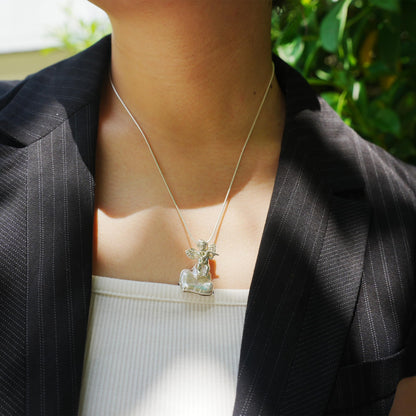 Generisch 925 Sterling Silber Schmuckstück mit Barockperle – Engel-Design, tragbar als Anhänger oder Ansteckschmuck für Damen