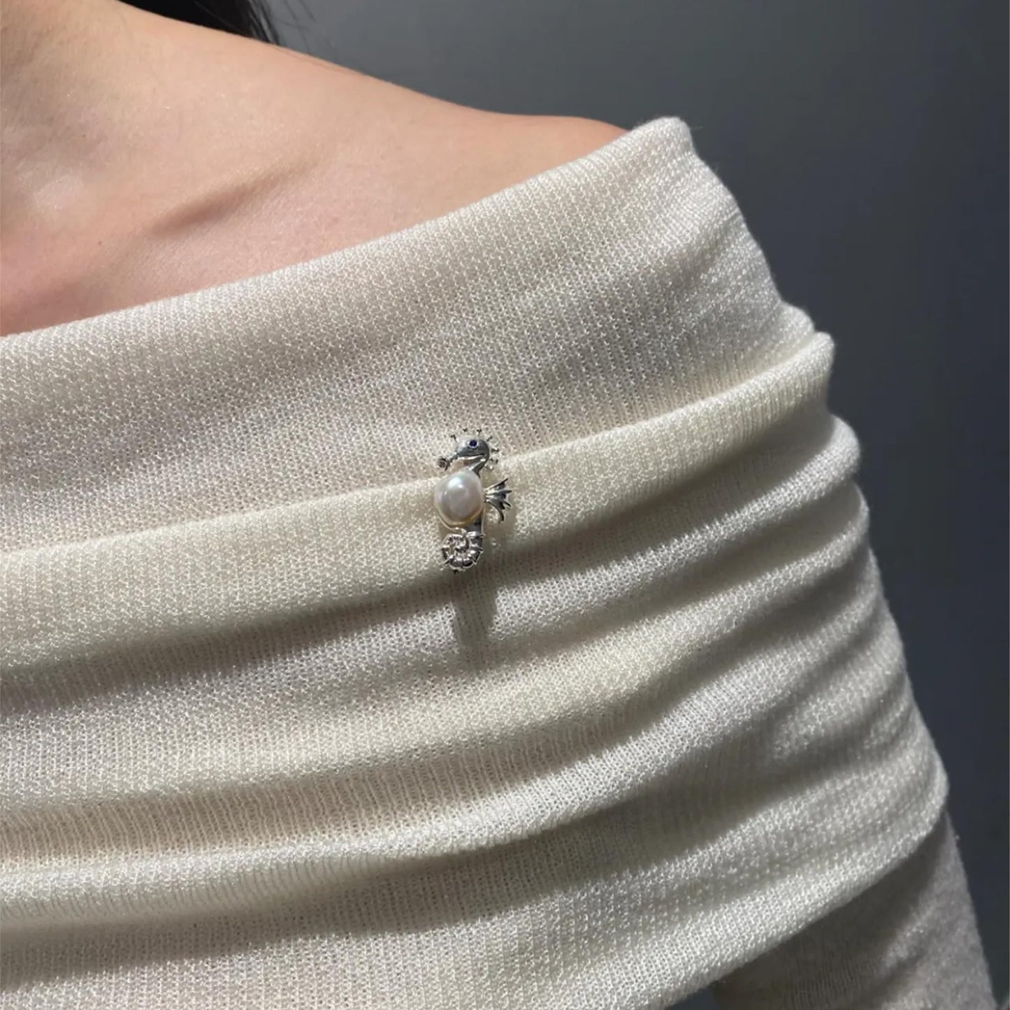 925 Silber Seepferdchen Brosche Anhänger Handgefertigt mit Süßwasserperle Natur Tiermotiv Schmuck Damen Elegant Kunstschmuck Geschenk