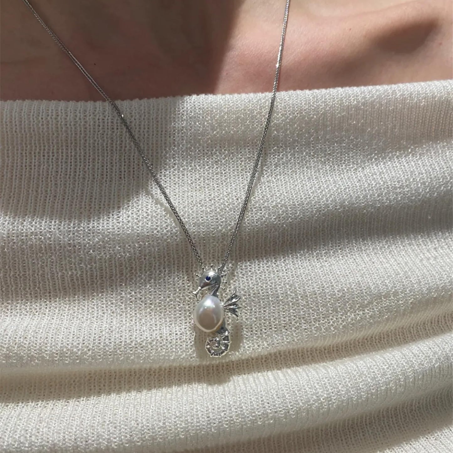 925 Silber Seepferdchen Brosche Anhänger Handgefertigt mit Süßwasserperle Natur Tiermotiv Schmuck Damen Elegant Kunstschmuck Geschenk