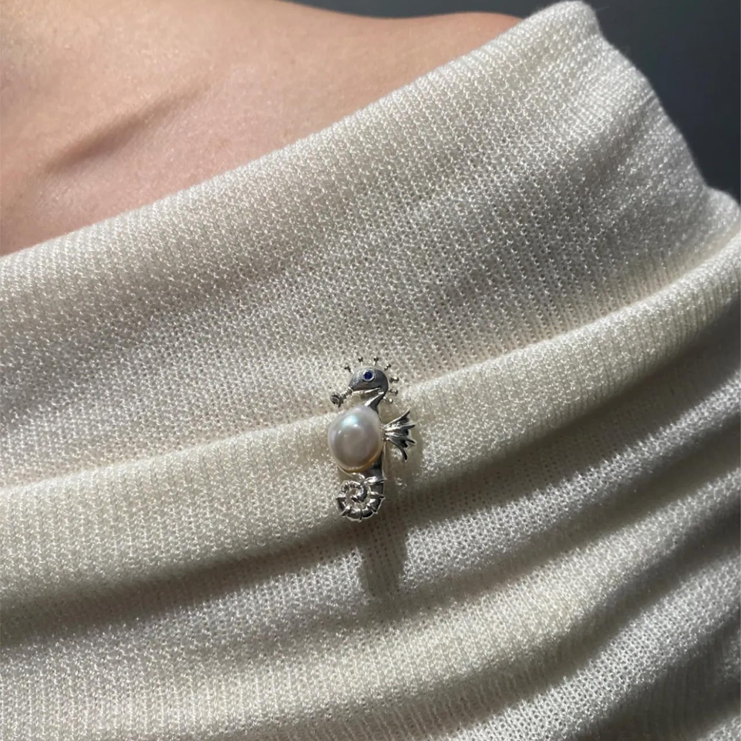 925 Silber Seepferdchen Brosche Anhänger Handgefertigt mit Süßwasserperle Natur Tiermotiv Schmuck Damen Elegant Kunstschmuck Geschenk