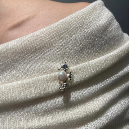 925 Silber Seepferdchen Brosche Anhänger Handgefertigt mit Süßwasserperle Natur Tiermotiv Schmuck Damen Elegant Kunstschmuck Geschenk