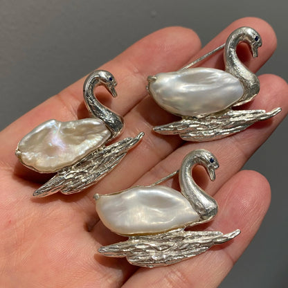 Schwan Brosche 925 Sterling Silber mit natürlicher Süßwasserperle, handgefertigter Tier Schmuck für Damen, Symbol für Reinheit & Liebe, Geschenkidee für Alltag & Feier