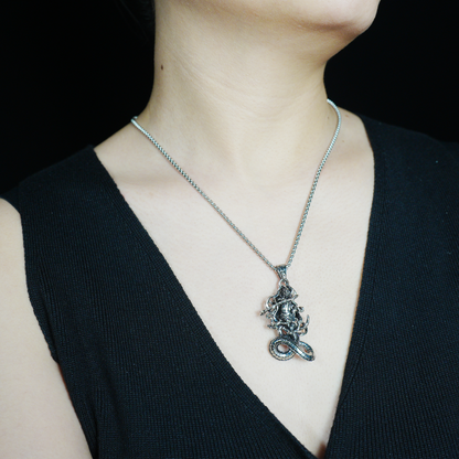 Gothic Medusa Schlangenanhänger Halskette | Dunkle Mythologie Relief Schmuck