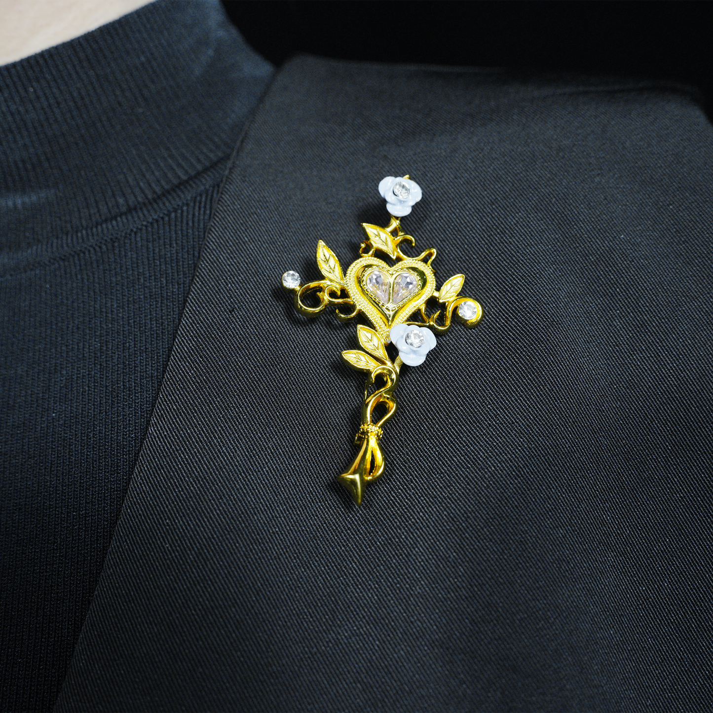 Gothic-Kreuzbrosche mit Herz und Rose – romantisches Vintage-Liebesemblem
