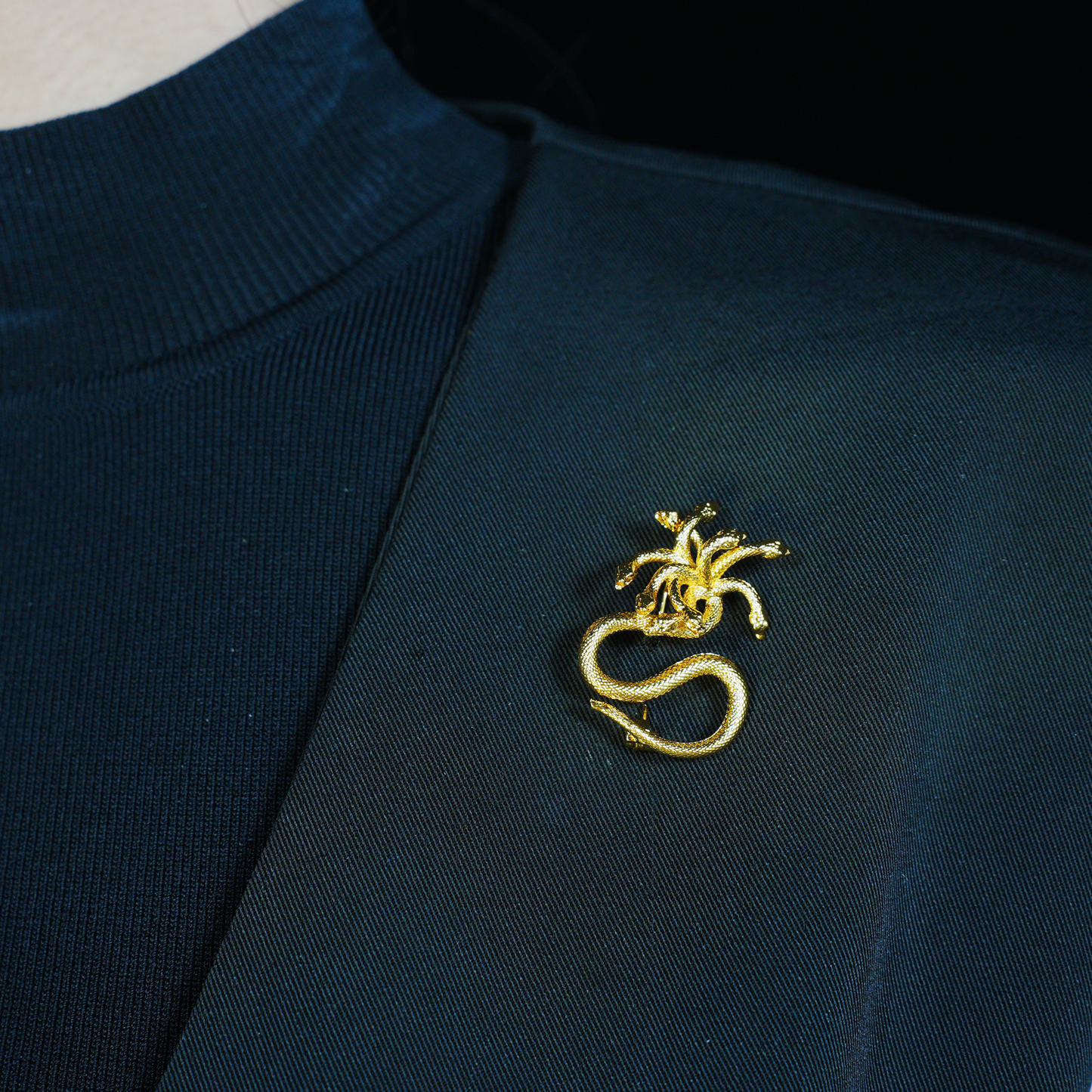 Mythische Hydra-Schlangenbrosche – Goldener mehrköpfiger Schlangenschmuck