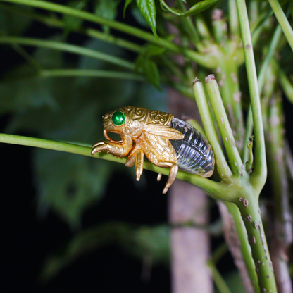 Halskette mit Zikadenanhänger – Vintage-Insektenschmuck in Kristalloptik, Symbol der Wiedergeburt und Klarheit, von der Natur inspiriertes Totemgeschenk