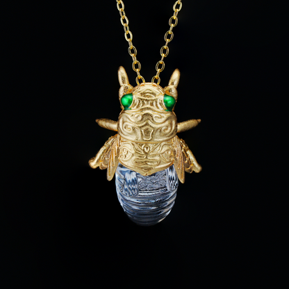 Halskette mit Zikadenanhänger – Vintage-Insektenschmuck in Kristalloptik, Symbol der Wiedergeburt und Klarheit, von der Natur inspiriertes Totemgeschenk