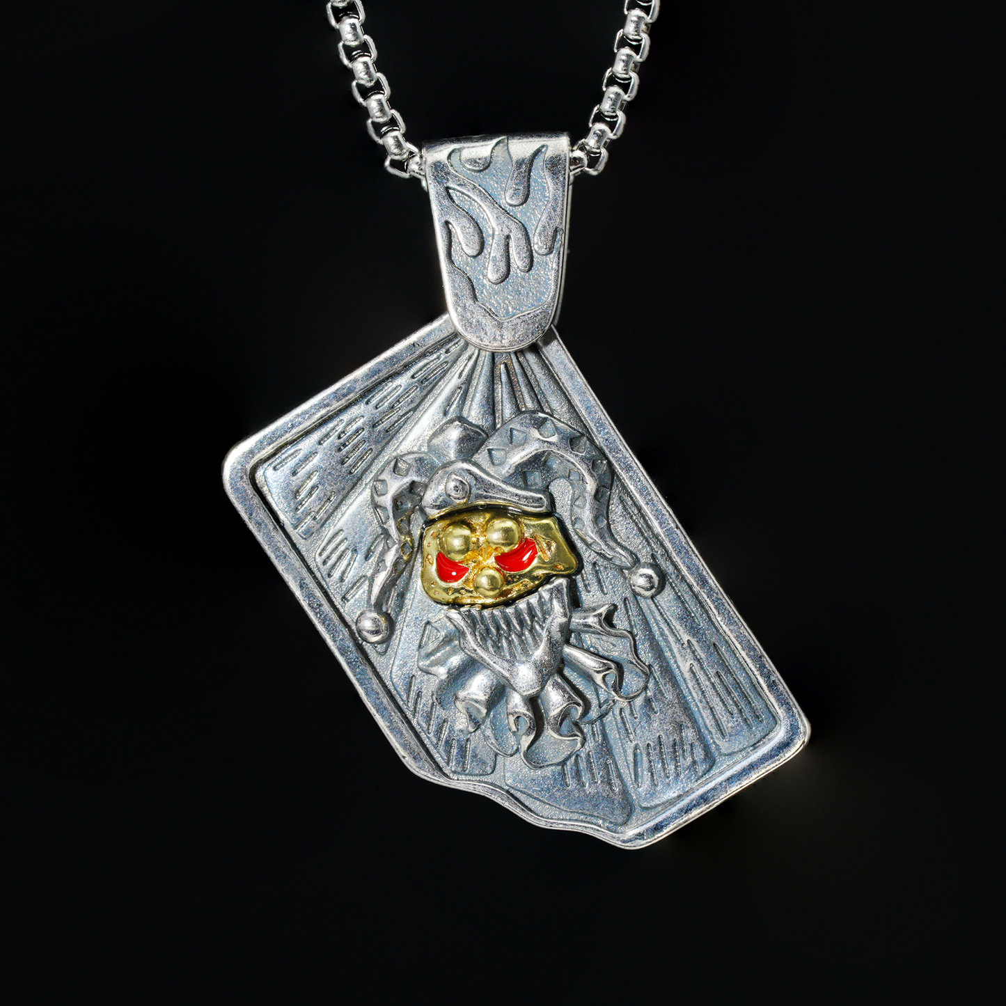 Halskette mit Narren-Totenkopf-Anhänger | Gothic-Punk-Schmuck mit goldenen und roten Akzenten | Dunkles Totem-Accessoire für Männer und Frauen