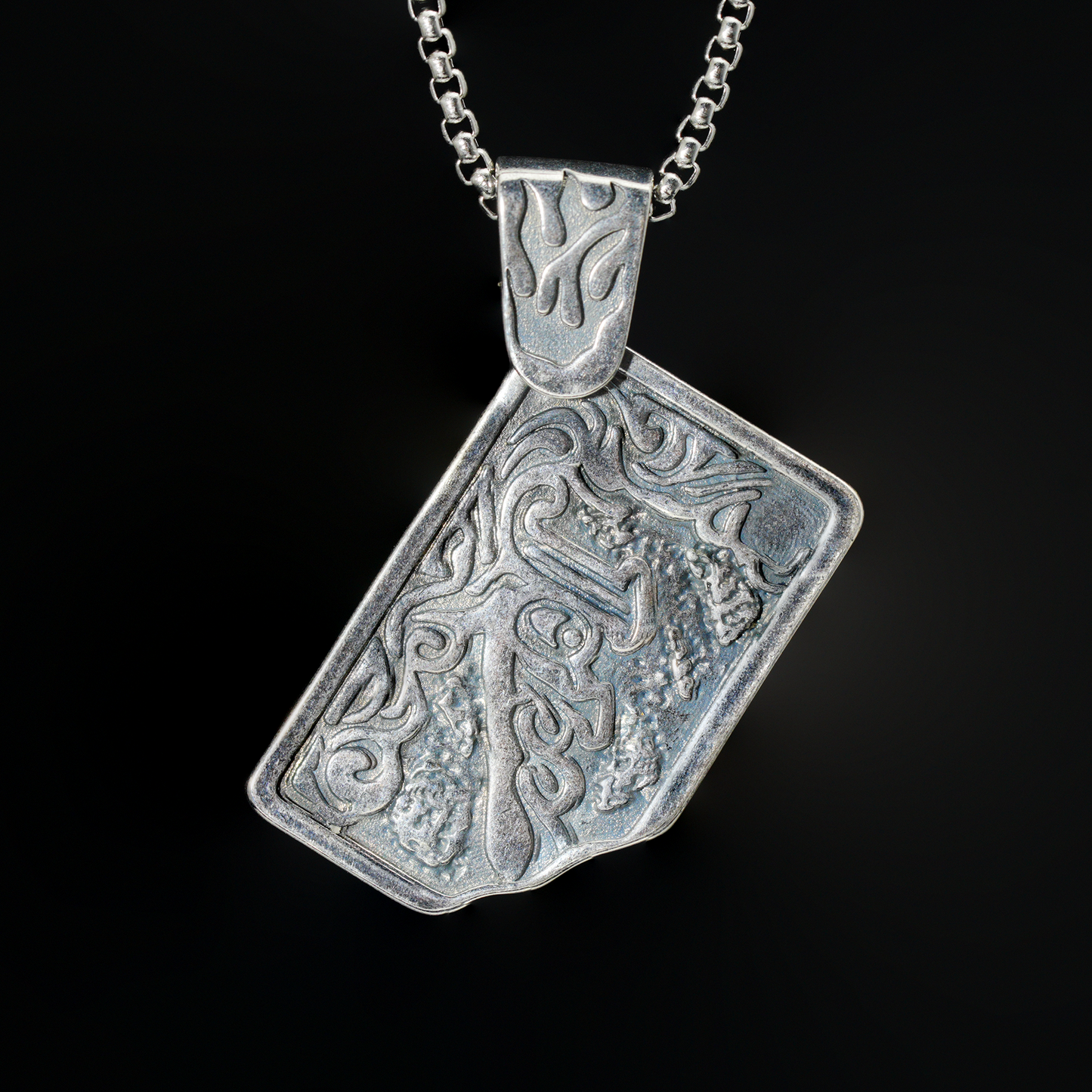 Halskette mit Narren-Totenkopf-Anhänger | Gothic-Punk-Schmuck mit goldenen und roten Akzenten | Dunkles Totem-Accessoire für Männer und Frauen