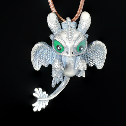 Süße Halskette mit Drachenanhänger – Fantasy-Tierschmuck, grünäugiger Babydrachen-Anhänger, handgefertigtes Geschenk im Gothic-Stil für alle Altersgruppen