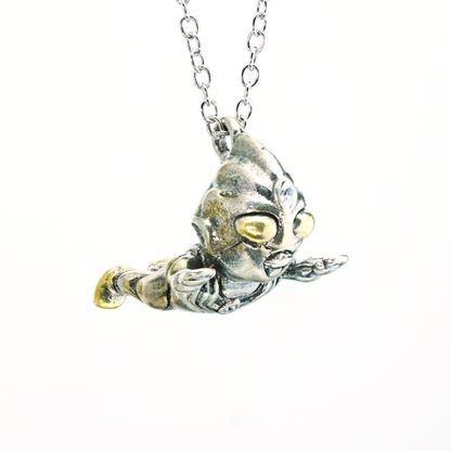Von Ultraman inspirierte Chibi-Anhänger-Halskette – Mutige Heldenpose, Retro-Rüstungslook, Schmuck für Anime-Fans und Cosplay-Geschenke
