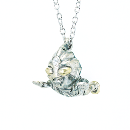 Von Ultraman inspirierte Chibi-Anhänger-Halskette – Mutige Heldenpose, Retro-Rüstungslook, Schmuck für Anime-Fans und Cosplay-Geschenke