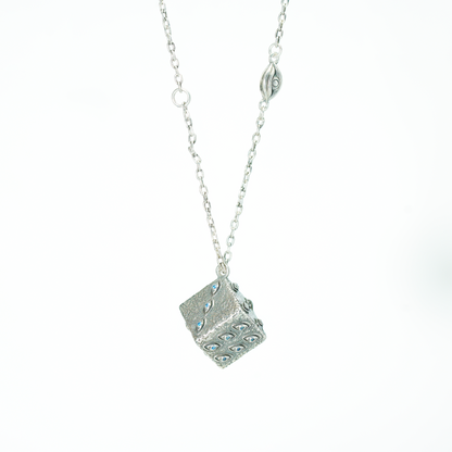 Die wachsame Würfel-Halskette – Mystischer Amulett-Würfel-Anhänger mit eingravierten Augen und blauen Kristallen, Gothic-Vintage-Stil