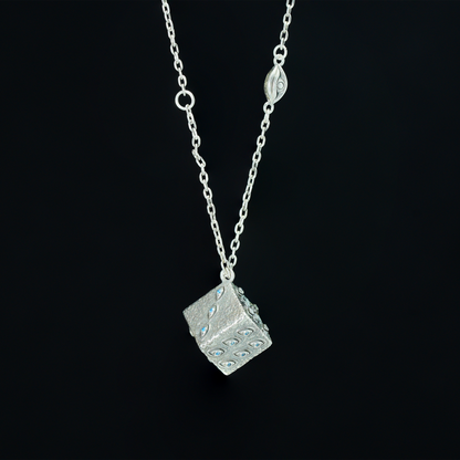 Die wachsame Würfel-Halskette – Mystischer Amulett-Würfel-Anhänger mit eingravierten Augen und blauen Kristallen, Gothic-Vintage-Stil