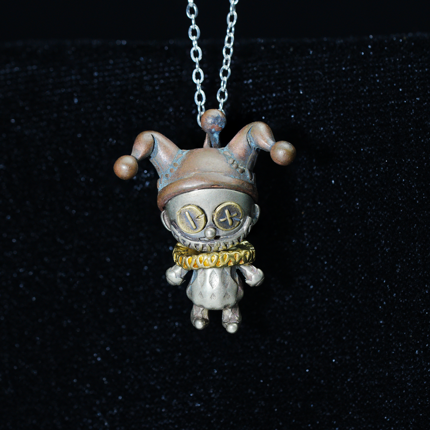 Halskette mit Anhänger „Broken Smile Jester“ – Gothic-Clown-Anhänger aus Kupfer im Dark-Fantasy-Stil