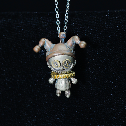 Halskette mit Anhänger „Broken Smile Jester“ – Gothic-Clown-Anhänger aus Kupfer im Dark-Fantasy-Stil