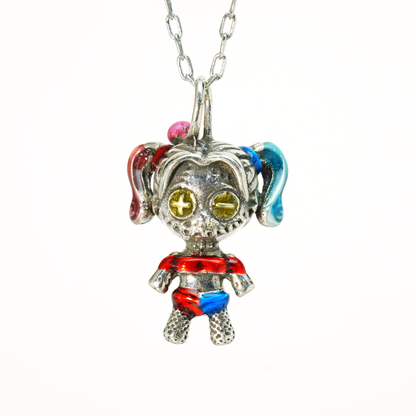 Halskette mit Anhänger „Punk Doll Girl“, süßer Cosplay-Stil, rote und blaue Haare, Knopfaugen, handgefertigter Schmuck aus Legierung