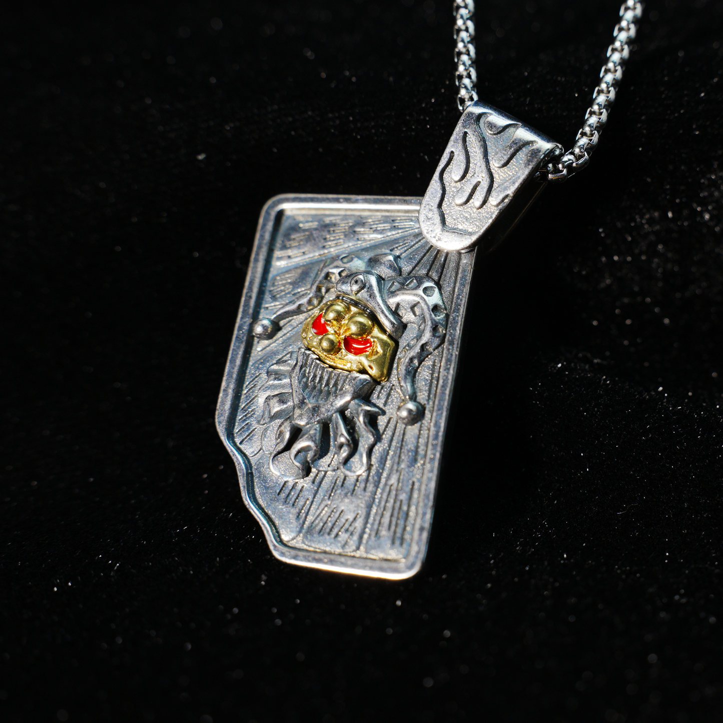 Halskette mit Narren-Totenkopf-Anhänger | Gothic-Punk-Schmuck mit goldenen und roten Akzenten | Dunkles Totem-Accessoire für Männer und Frauen