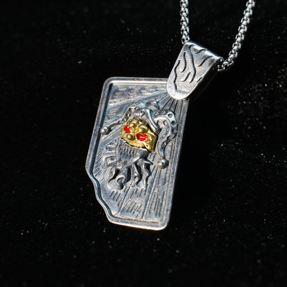 Halskette mit Narren-Totenkopf-Anhänger | Gothic-Punk-Schmuck mit goldenen und roten Akzenten | Dunkles Totem-Accessoire für Männer und Frauen