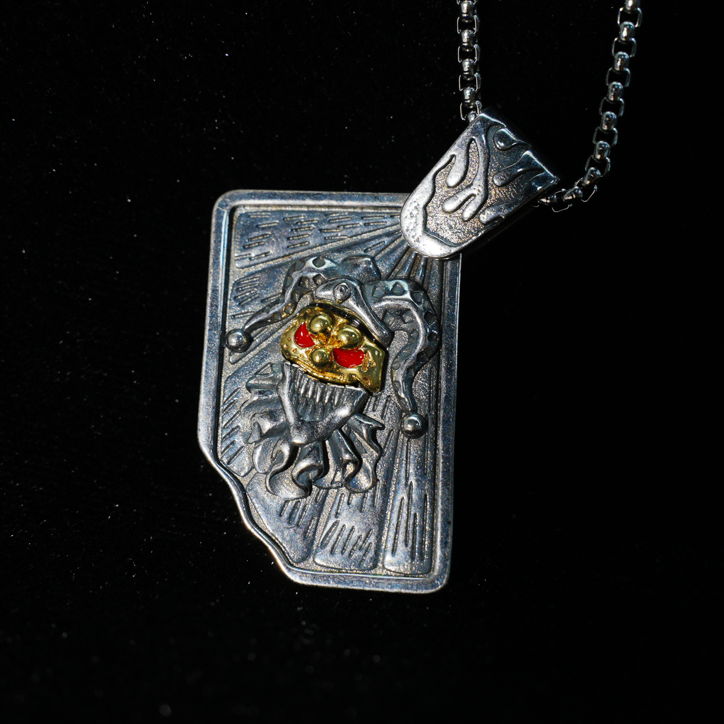 Halskette mit Narren-Totenkopf-Anhänger | Gothic-Punk-Schmuck mit goldenen und roten Akzenten | Dunkles Totem-Accessoire für Männer und Frauen