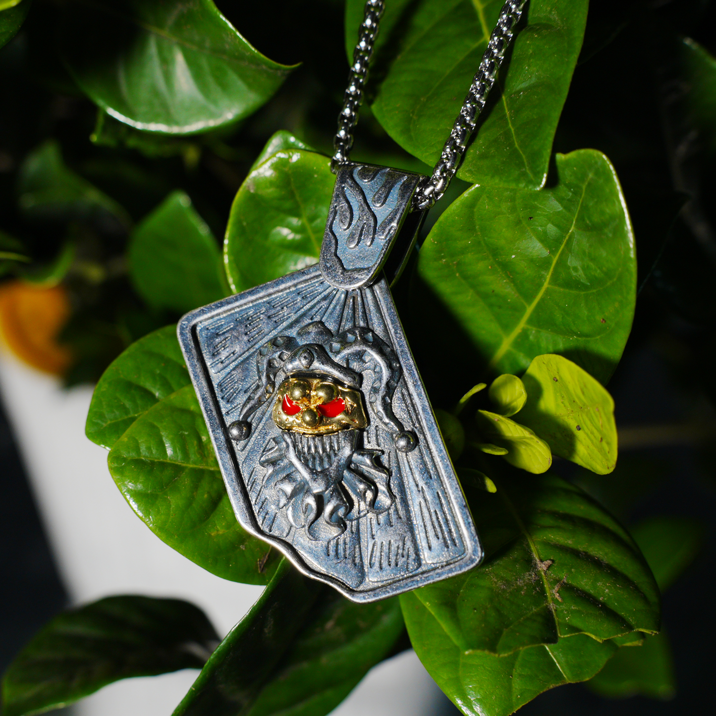 Halskette mit Narren-Totenkopf-Anhänger | Gothic-Punk-Schmuck mit goldenen und roten Akzenten | Dunkles Totem-Accessoire für Männer und Frauen