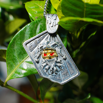 Halskette mit Narren-Totenkopf-Anhänger | Gothic-Punk-Schmuck mit goldenen und roten Akzenten | Dunkles Totem-Accessoire für Männer und Frauen