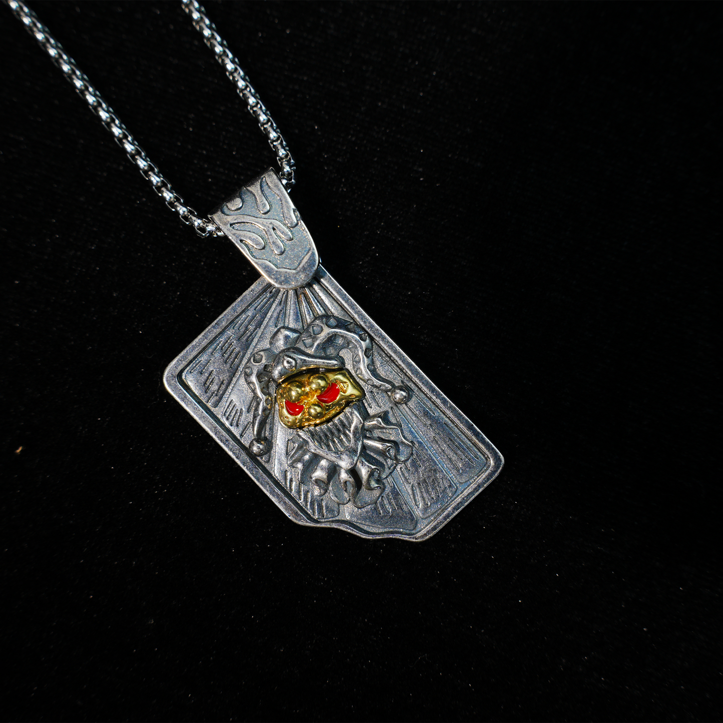 Halskette mit Narren-Totenkopf-Anhänger | Gothic-Punk-Schmuck mit goldenen und roten Akzenten | Dunkles Totem-Accessoire für Männer und Frauen