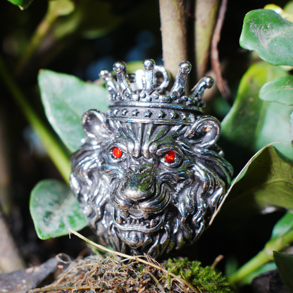 Halskette mit gekröntem Löwenkopf-Anhänger | Vintage-Schmuck mit roten Augen | Auffälliges Gothic-Unisex-Statement