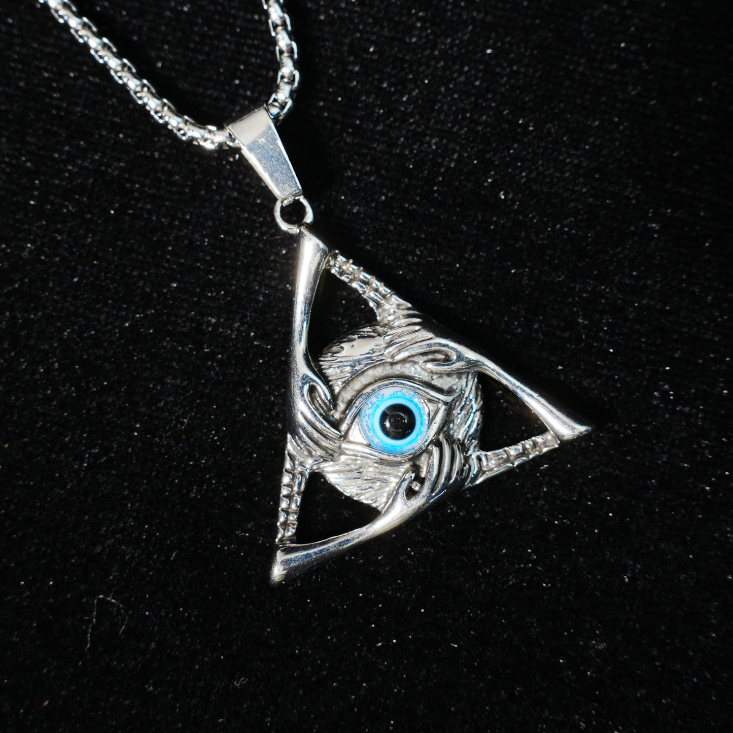 Halskette mit Dreiecksanhänger „Allsehendes Auge“ | Mystischer Amulettschmuck mit blauem Edelstein | Gotischer okkulter Unisex-Schutzanhänger